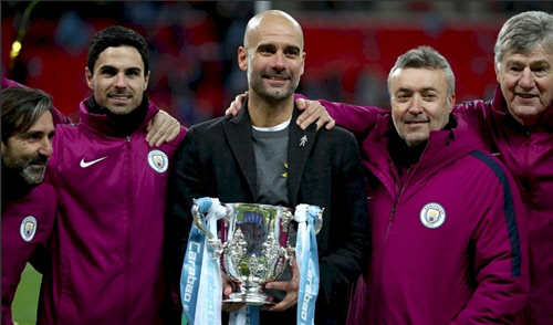 맨체스터 시티의 감독 펩 과르디올라(왼쪽에서 세번째)가 2017-2018 잉글랜드 카라바오 우승트로피를 들고 있는 사진이다. <맨체스터 시티 공식 페이스북 캡쳐>